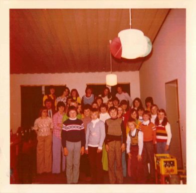 Gruppenbild von Jugendlichen und Kindern bei der Wanderjugend Disko im Dezember 1973