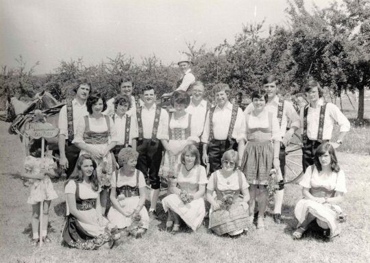 Damen und Herren der Tanzgruppe im August 1975