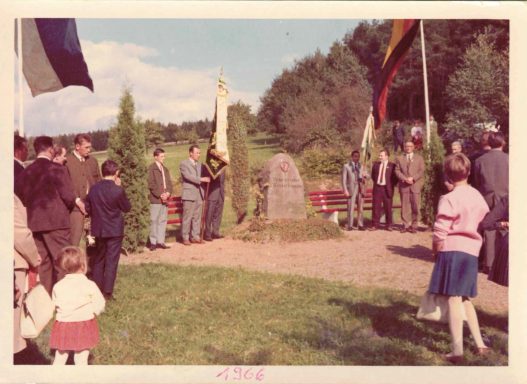 Menscher bei der Gendenkfeier am Denkmal am "Stutz" 1966