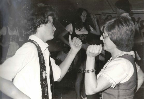 Ein Junge und ein Mädchen beim Tanz