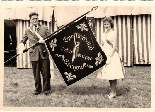 Mann und Frau mit der neuen Fahne beim Fest 1960