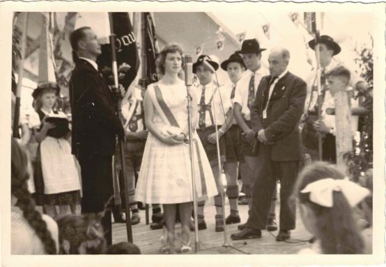 Menschen auf der Jubiläumsfeier 35 Jahre Wanderverein Eschau