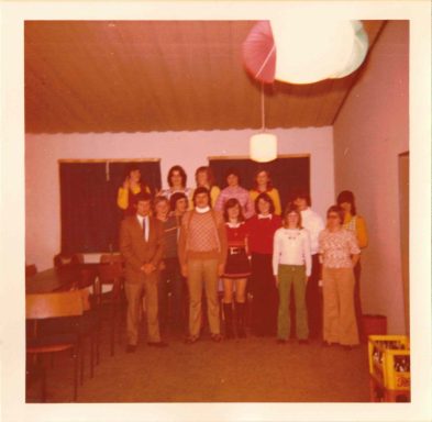 Gruppenbild von Jugendlichen und Betreuern bei der Wanderjugend Disko im Dezember 1973