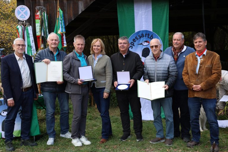 Gemeinsames Gruppenbild mit (von links) Werner Mohr, Rudolf Günther und Wolfgang Bedau (Wanderverein Eschau), Laudatorin Andrea Lindholz, Ruthard Sieblist und Hans-Peter Weigand (Wanderverein Partenstein), Wolfgang Beyer und Gerrit Himmelsbach.