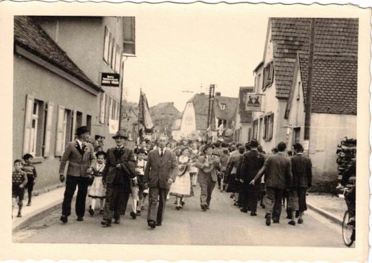 Personen auf dem Umzug zum Gauwandertag 1958