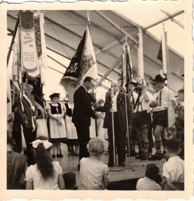 Menschen auf der Jubiläumsfeier 35 Jahre Wanderverein Eschau