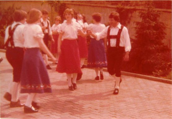 Tänzerinnen und Tänzer beim Auftritt auf dem Rathausplatz 1977