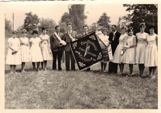 Fahnenabordnung mit neu geweihter Fahne beim Fest 1960